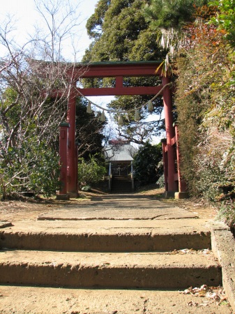 鳥居と本堂　左に梅林